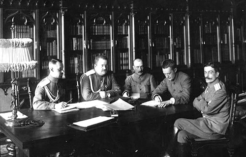 Совещание членов Временного правительства под председательством А. Ф. Керенского (второй справа) в библиотеке Николая II в Зимнем дворце