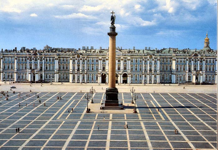Дворцовая площадь и Александровская колонна.